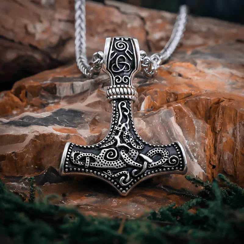 ORNAMENTAL MJÖLNIR AMULET