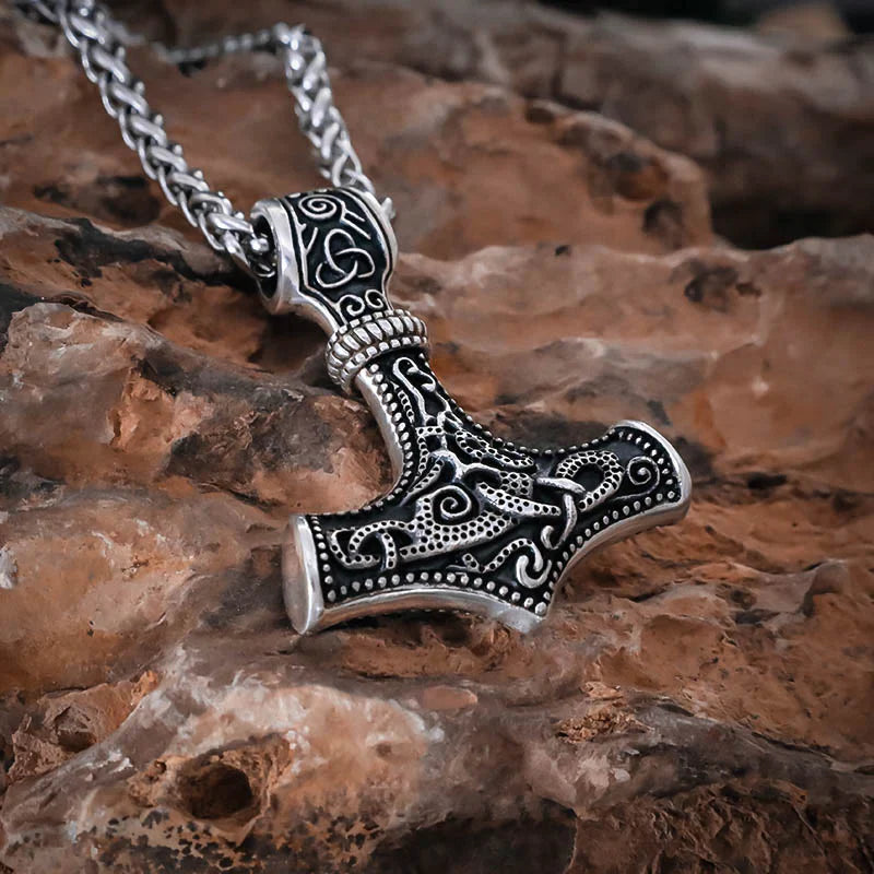 ORNAMENTAL MJÖLNIR AMULET